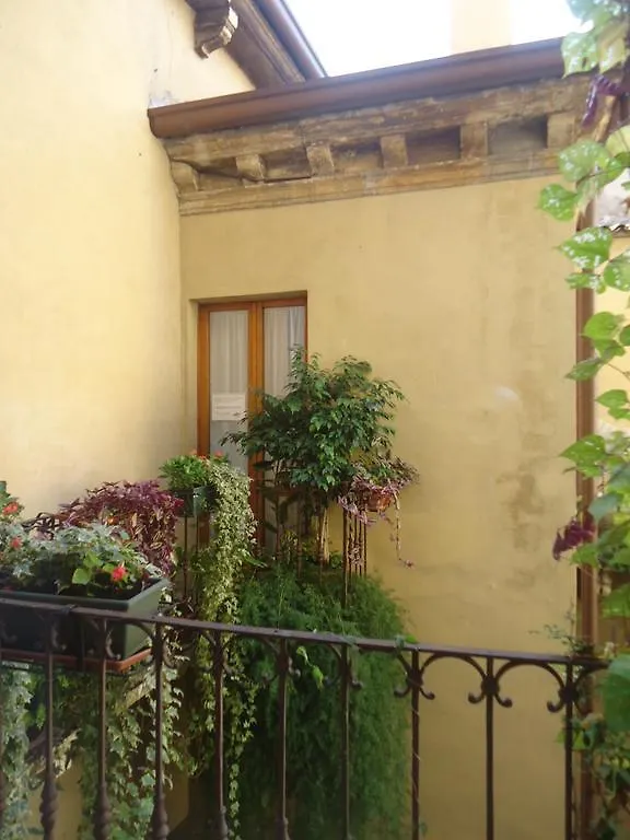 Protezione Della Giovane - Female Hostel Verona Italy