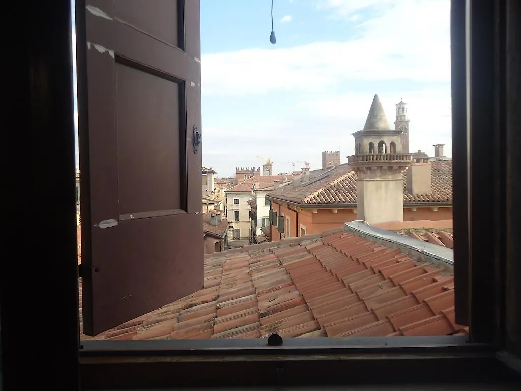 Protezione della Giovane - female hostel Verona 0*,  Italia