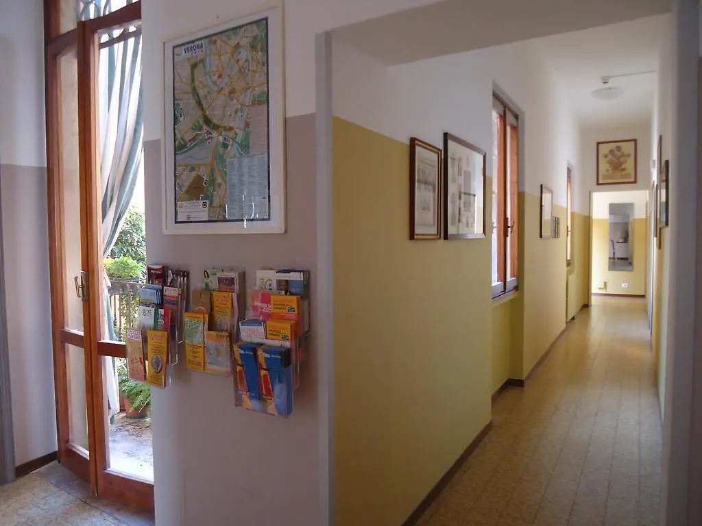 فيرونا Protezione Della Giovane - Female Hostel إيطاليا